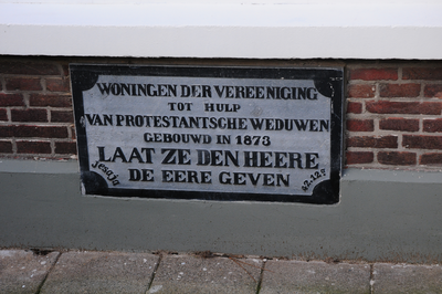 900551 Afbeelding van de steen ter herinnering aan de bouw van het Protestantse Weduwenhofje (Oudwijkerveldstraat 14 - ...